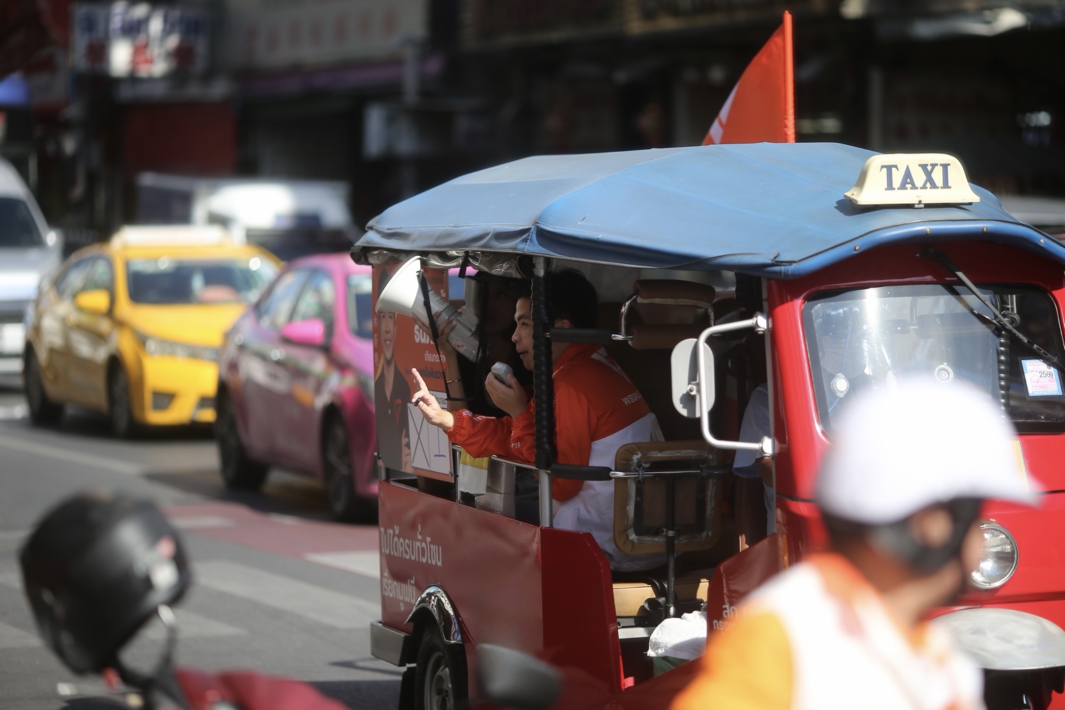 Thanapat speaks from a tuk-tuk in Bangkok traffic during the 2026 campaign