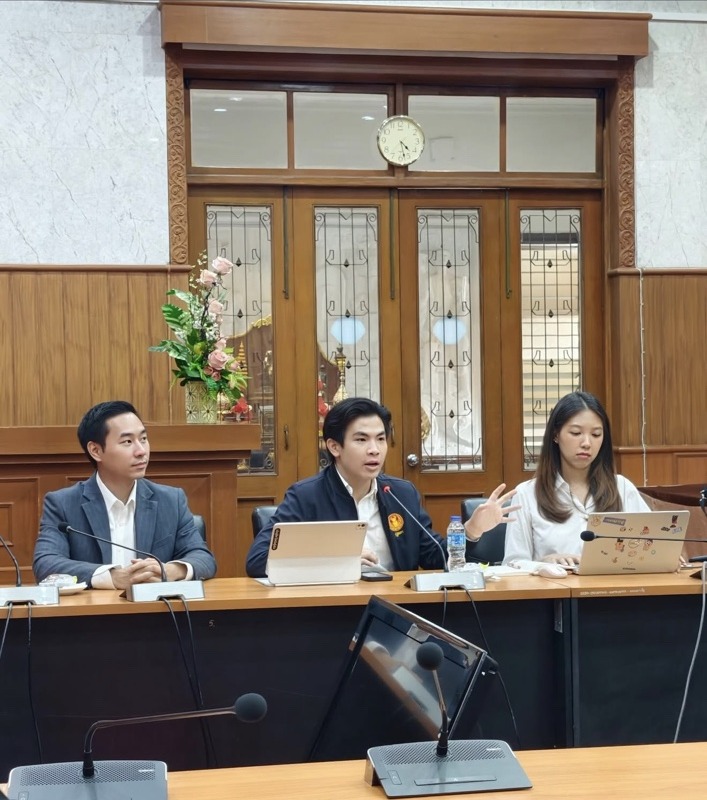 Thanapat speaks at a meeting with Bangkok municipal-enforcement officials